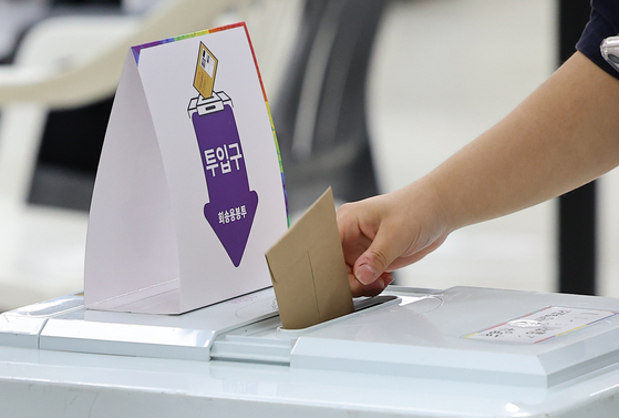 A voter casts a ballot at a polling station set up at Bupyeong District Office in Incheon on May 30, the second day of early voting for the 21st presidential election. [YONHAP]
