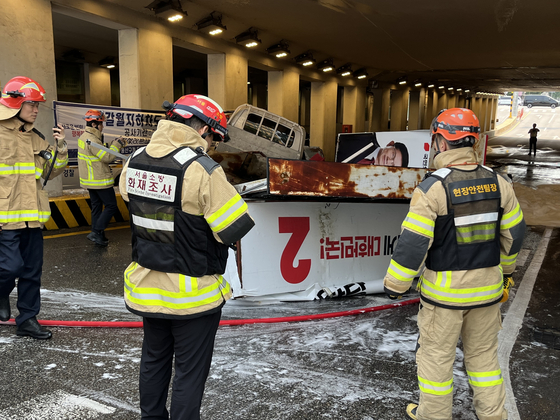 A campaign truck promoting Kim Moon-soo, the presidential candidate from the People Power Party, caught fire on May 30 inside Galwol underground tunnel in Yongsan District, central Seoul. Firefighters extinguished the fire within 14 minutes. [NEWS1]