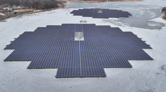 Solar panels are installed on a frozen reservoir on Jan. 8, 2025, in Hwaseong, Gyeonggi. [YONHAP]