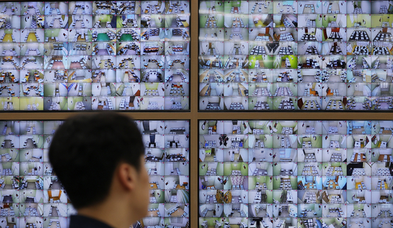 Officials monitor the CCTV footage of early voting stations across the country at the National Election Commission's headquarters in Gwacheon, Gyeeongi, on May 30, the second day of early voting for the 21st presidential election. [NEWS1]