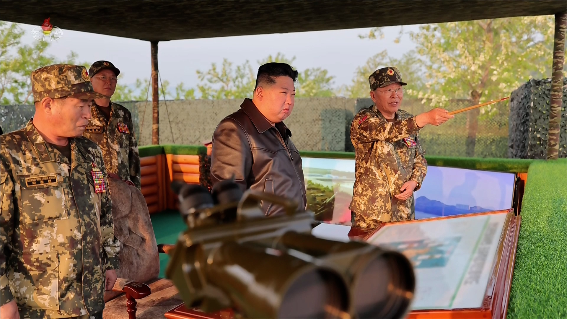 North Korean leader Kim Jong-un oversees firing contest among military artillery units and said maximizing the demand for training is the ″shortcut″ to building a powerful army, state media reported Friday. [YONHAP] 