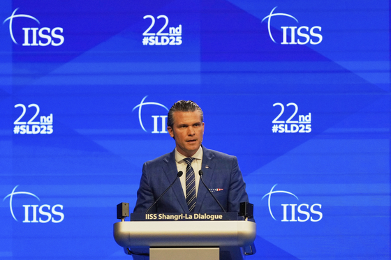 U.S. Defense Secretary Pete Hegseth delivers his speech during the 22nd Shangri-La Dialogue summit in Singapore on May 31, 2025. [AP/YONHAP]