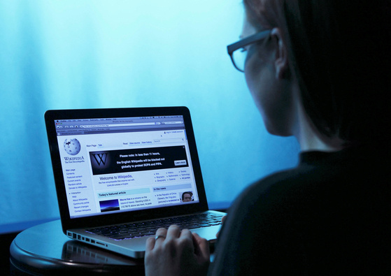 Wikipedia webpage in use on a laptop computer is seen in this photo illustration taken in Washington on Jan. 17, 2012. [REUTERS/YONHAP]
