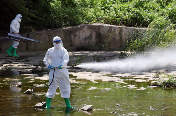 Gwangju city officials spray mosquito repellent smoke in northern Gwangu on Aug. 29, 2024. [GWANGJU BUKGU]