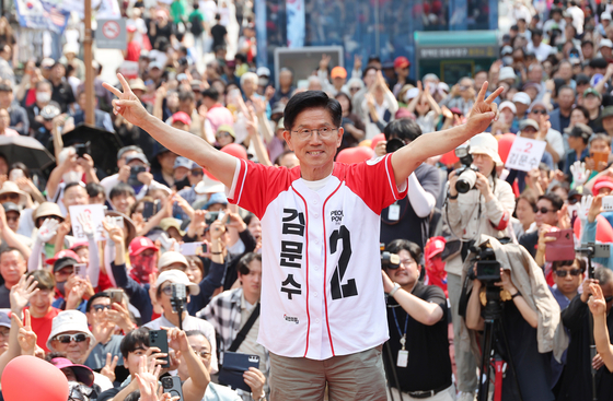 Conservative People Power Party candidate Kim Moon-soo holds a rally near the Equestrian Statue of Yi Seong-gye in Uijeongbu, Gyeonggi, on June 1. [JOINT PRESS CORPS] 