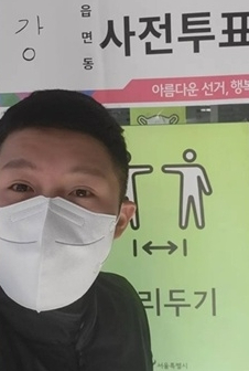 Comedian Cho Sae-ho posted this photograph of himself to social media confirming that he'd voted. [SCREEN CAPTURE]