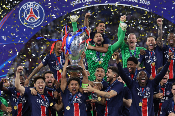 Paris Saint-Germain celebrate winning the Champions League at the Allianz Arena in Munich, Germany on May 31. [AFP/YONHAP] 