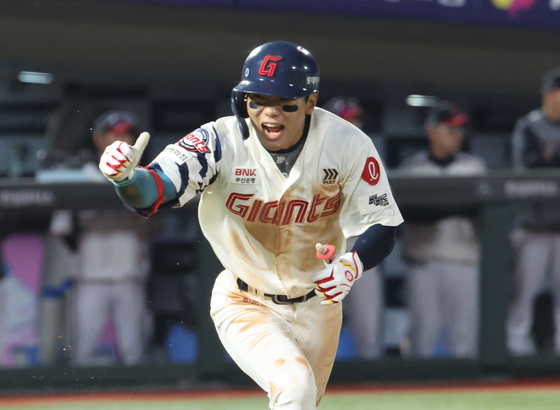 Lotte Giants outfielder Jang Du-seong celebrates during a KBO game against the LG Twins at Sajik Baseball Stadium in Busan on May 22. [YONHAP] 