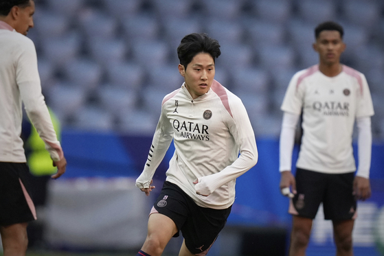 Paris Saint-Germain midfielder Lee Kang-in trains at Allianz Arena in Munich, Germany on May 30 ahead of the Champions League final. [AP/YONHAP] 