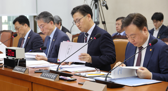 Health and Welfare Minister Cho Kyoo-hong, far right, and officials attend a special parliamentary committee meeting for pension reform at the National Assembly in Yeouido, western Seoul, on April 30. [YONHAP] 