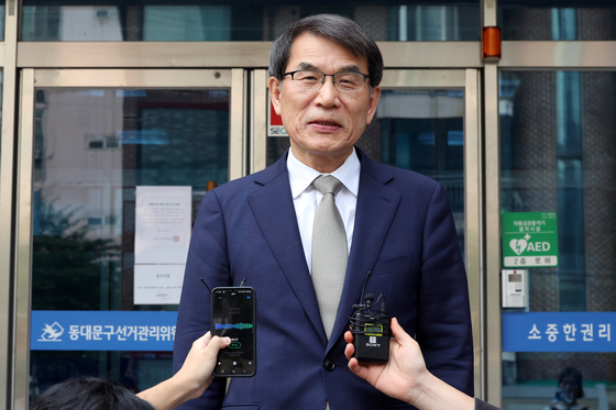 Roh Tae-ak, chairperson of the National Election Commission, speaks to reporters on May 31 about criticism of the alleged poor management of this week's early voting for the June 3 presidential election. [NEWS1]