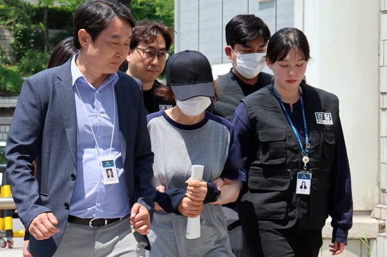 A woman suspected of illegally voting twice during the May 29-30 early voting period attends an arrest warrant hearing at the Seoul Central District Court in southern Seoul on June 1. [NEWS1]