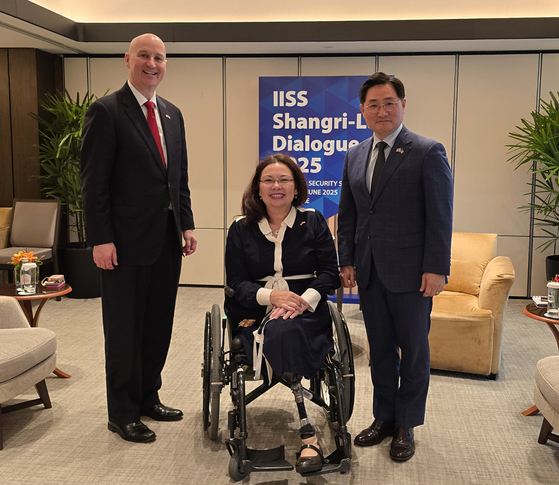 Deputy Defense Minister for Policy Cho Chang-rae, right, and U.S. Sens. Tammy Duckworth, center, and Pete Ricketts pose for a photo during their talks on May 31 on the sidelines of the Shangri-La Dialogue, an annual defense forum in Singapore. [NEWS1]