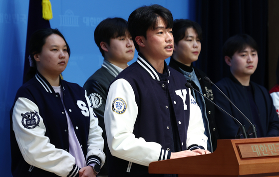 Student representatives from the Student Union Forum, comprised of students from universities including Seoul National University, Yonsei University and Korea University, speak at a press conference calling for a revision to the latest pension reform scheme at the National Assembly in Yeouido, western Seoul, on March 24. [NEWS1] 