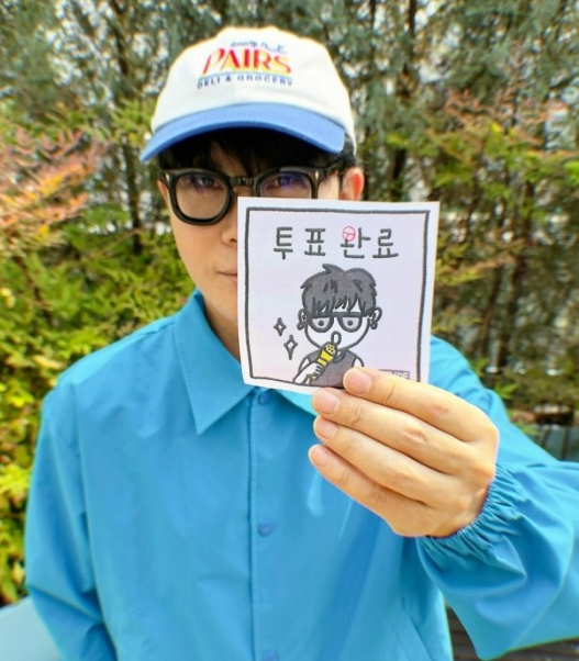 Singer Lee Seung-hwan posted this photograph of himself to social media confirming that he'd voted. [SCREEN CAPTURE]