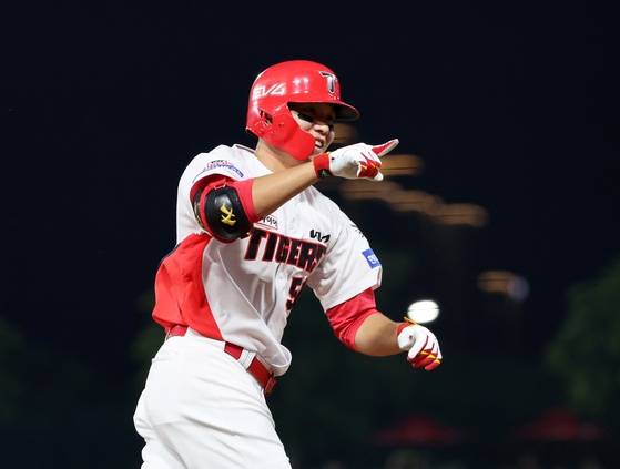 Kia Tigers outfielder Oh Sun-woo celebrates during a KBO game against the Kiwoom Heroes at Gwangju-Kia Champions Field in Gwangju on May 27. [YONHAP] 
