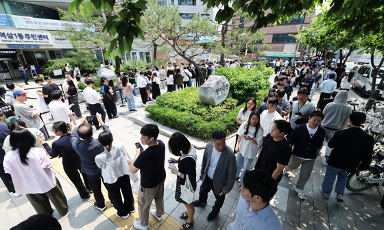 Voters wait in line to cast their ballots for the 21st presidential election during early voting period on May 30 in southern Seoul. [NEWS1]