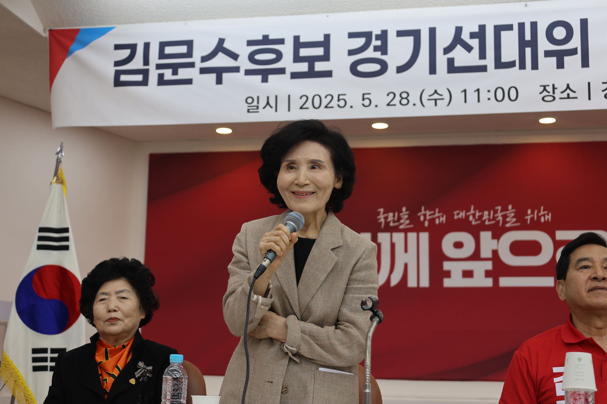 Seol Nan-young, a former social activist and the spouse of People Power Party presidential candidate Kim Moon-soo, speaks at a campaign event in Suwon, Gyeonggi, on May 28. [NEWS1] 