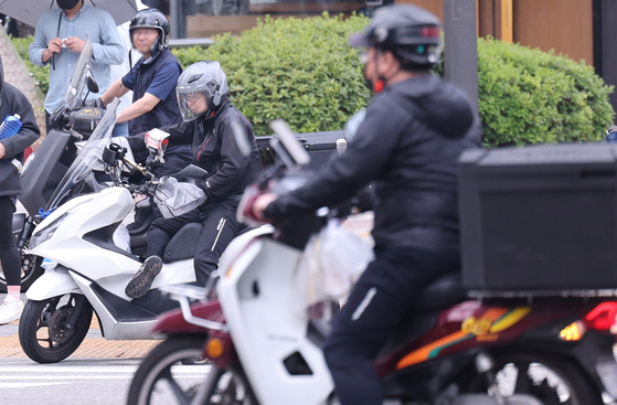 Delivery workers bustle through a restaurant district in Seoul on June 2. According to Statistics Korea’s April 2025 Online Shopping Trends report released the same day, online shopping transactions in April totaled 21.69 trillion won ($15.7 billion), up 2.5 percent, or 535.2 billion won, from the same month a year earlier. [NEWS1]