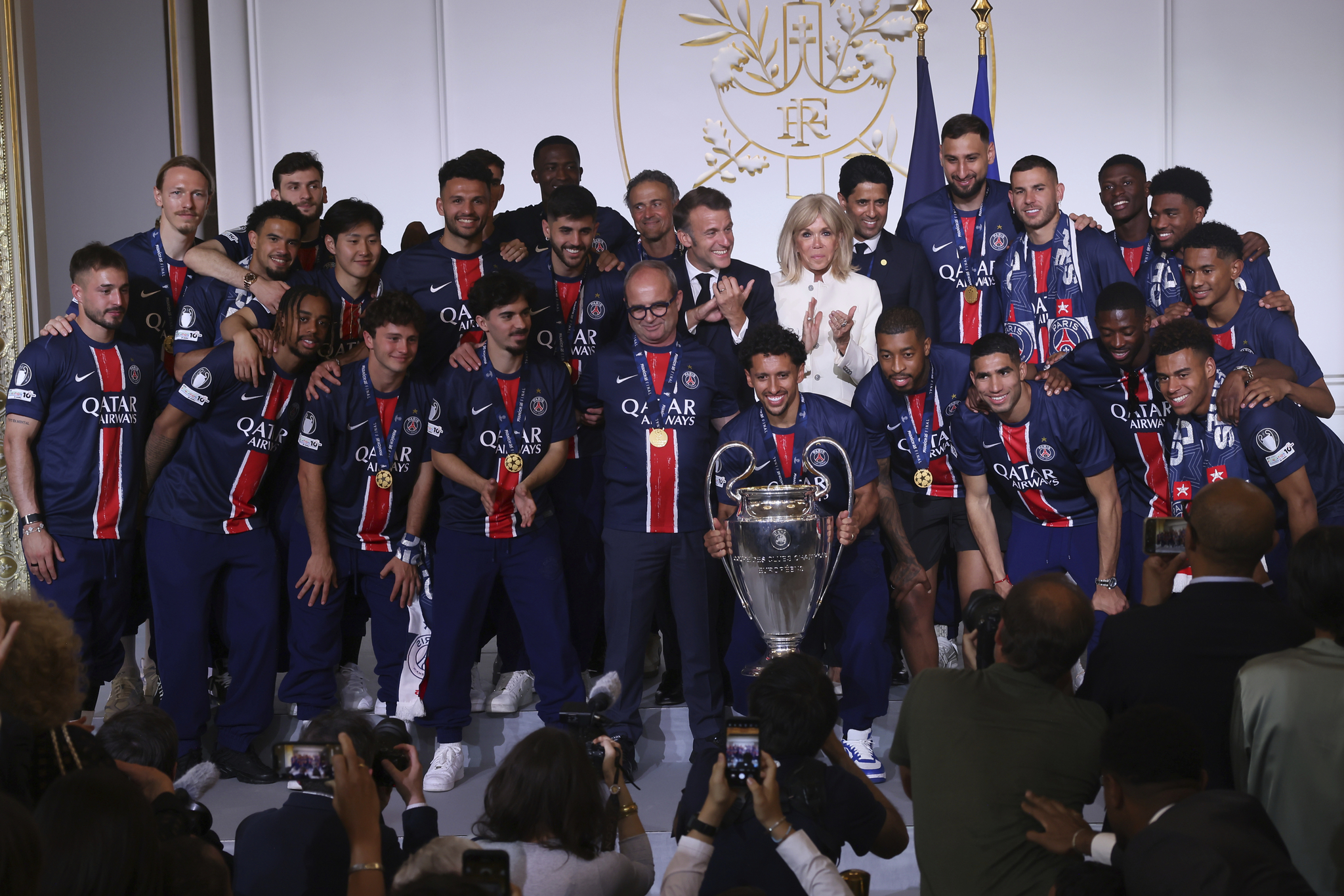  Paris Saint-Germain midfielder Lee Kang-in, third from left in the back row, joins the Champions League winning celebration with French President Emmanuel Macron, center left and his wife Brigitte Macron at the Elysee Palace in Paris on June 1. [AP/YONHAP]
