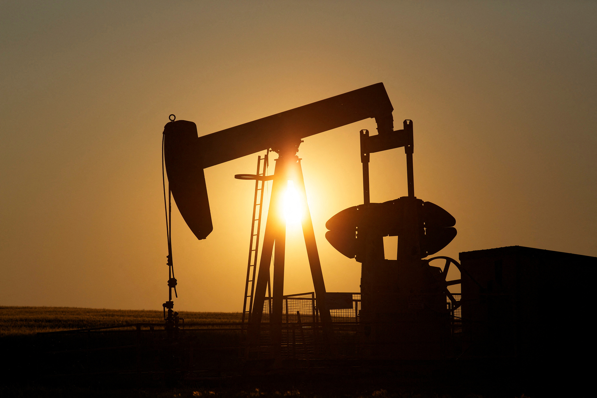 An oil pumpjack pumps oil in a field near Calgary, Alberta, on July 21, 2014. Pumpjacks are used to pump crude oil out of the ground after an oil well has been drilled. [REUTERS/YONHAP]