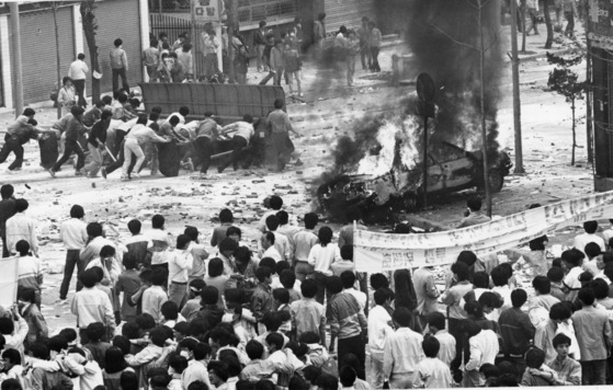 Protesters, largely composed of students and laborers, face off with police during a demonstration in Incheon on May 3, 1986. [JOONGANG ILBO] 