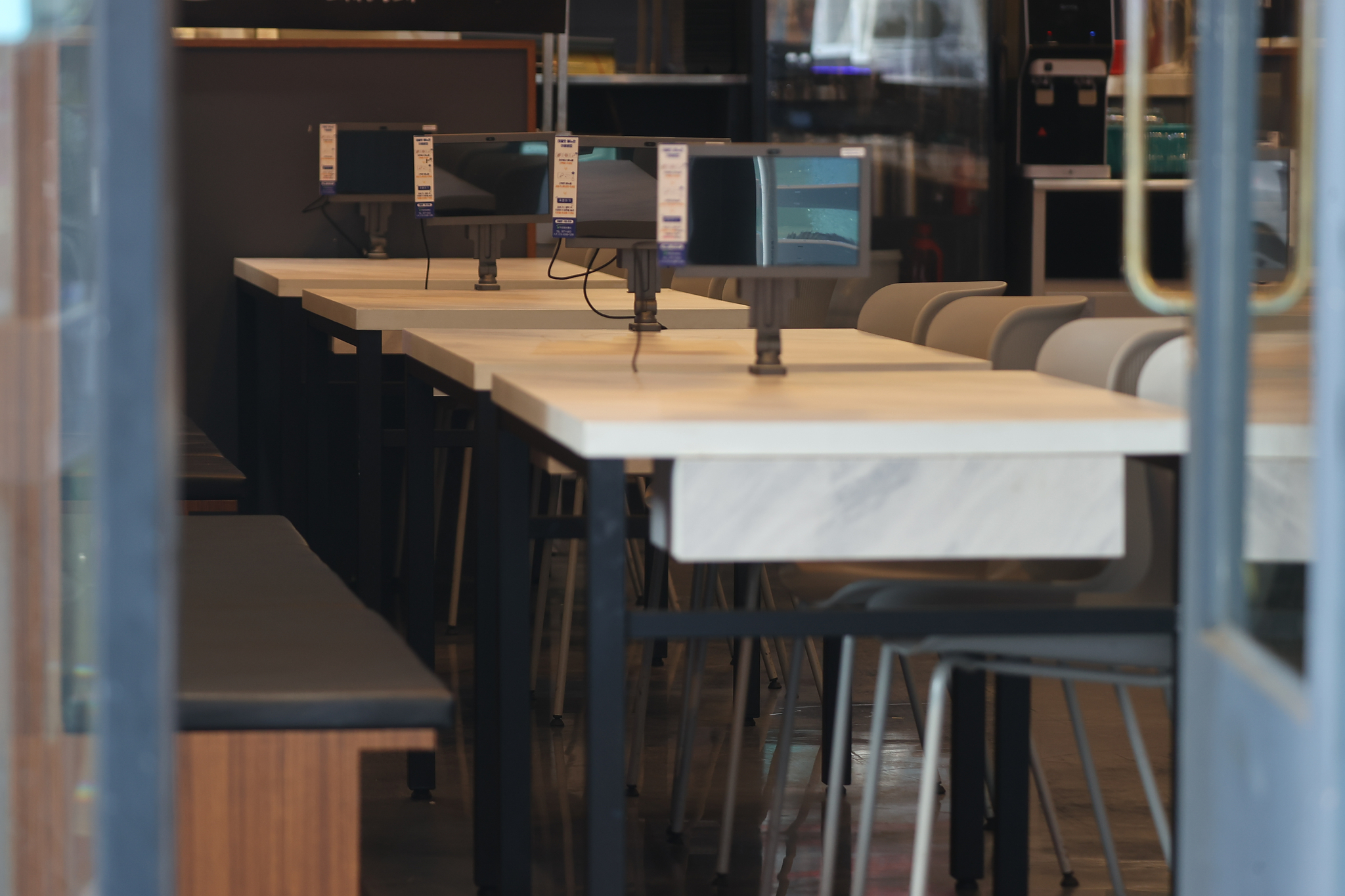 Empty seats at a restaurant in Seoul on April 8 [YONHAP]