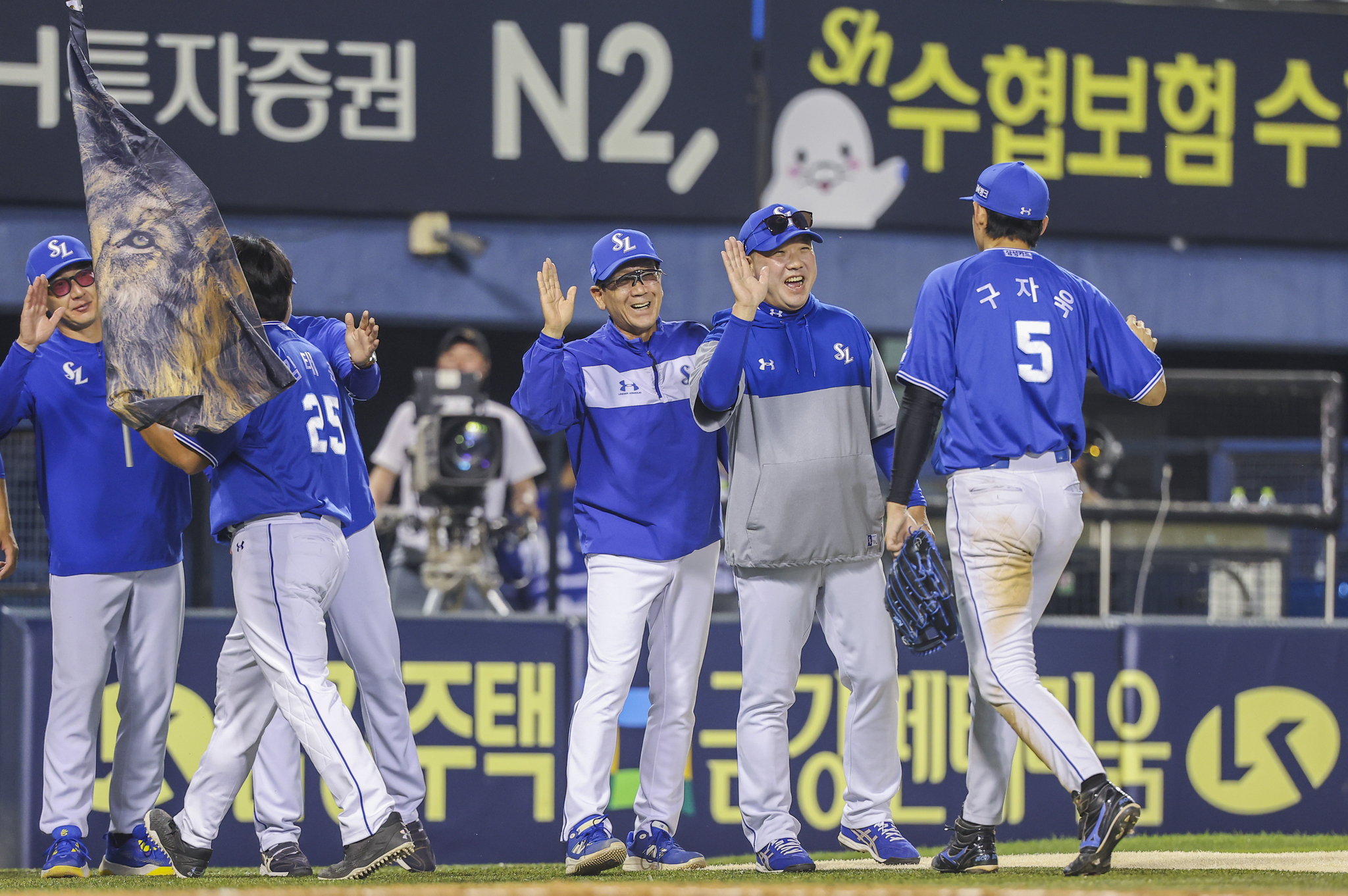 The Samsung Lions celebrate winning a KBO game against the LG Twins at Jamsil Baseball Stadium in southern Seoul on June 1. [YONHAP] 