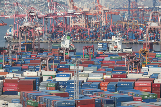 A view of Sinseondae Pier and Gamman Pier, container-only terminals in Busan on June 1. [JOONGANG ILBO]