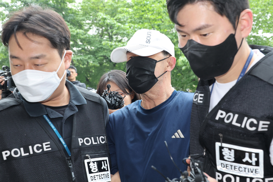 A man surnamed Won, in his 60s, accused of setting fire to a moving subway train on Seoul Metro Line No. 5, appears at the Seoul Southern District Court in Yangcheon District, western Seoul, on June 2 for a pretrial detention hearing. [YONHAP]