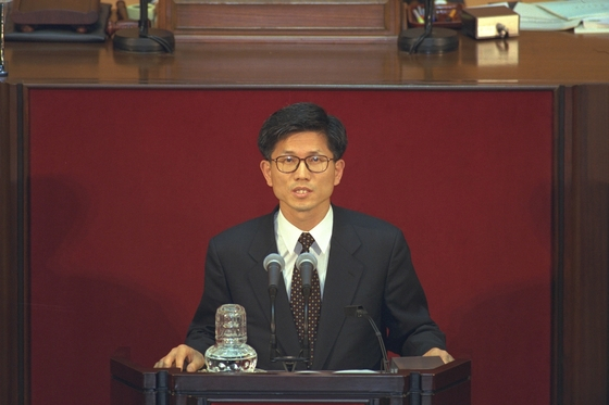Kim Moon-soo, in his first term as a lawmaker, speaks during an interpellation session at the National Assembly in Yeouido, western Seoul, in an undated photo. [JOONGANG ILBO] 