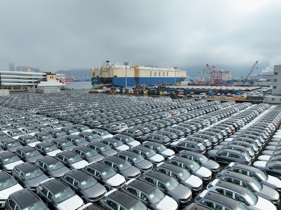 Renault Korea Motors' Grand Koleos SUVs waiting to be shipped for exports to Latin America at a port in Korea [RENAULT KOREA MOTORS] 