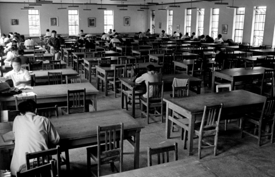 Students study in a lecture hall at Seoul National University, previously located in Jongno District, central Seoul, in an undated photo. [JOONGANG ILBO] 