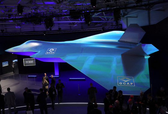 Attendees view the Global Combat Air Programme concept model fighter plane at the BAE Systems pavilion at the Farnborough International Airshow, in Farnborough, Britain, on July 22, 2024. [REUTERS/YONHAP]