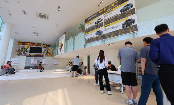 Voters cast their ballots at a polling station set up inside a car dealership in Incheon on June 3, the day of the 21st presidential election. [YONHAP]