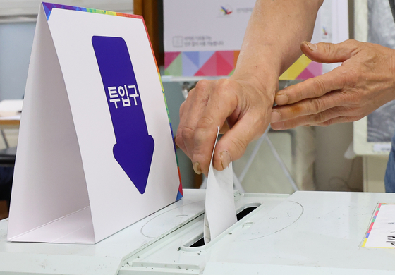A voter casts their ballot at a polling station in Namdong District, Incheon, for the 21st presidential election on June 3. [YONHAP]