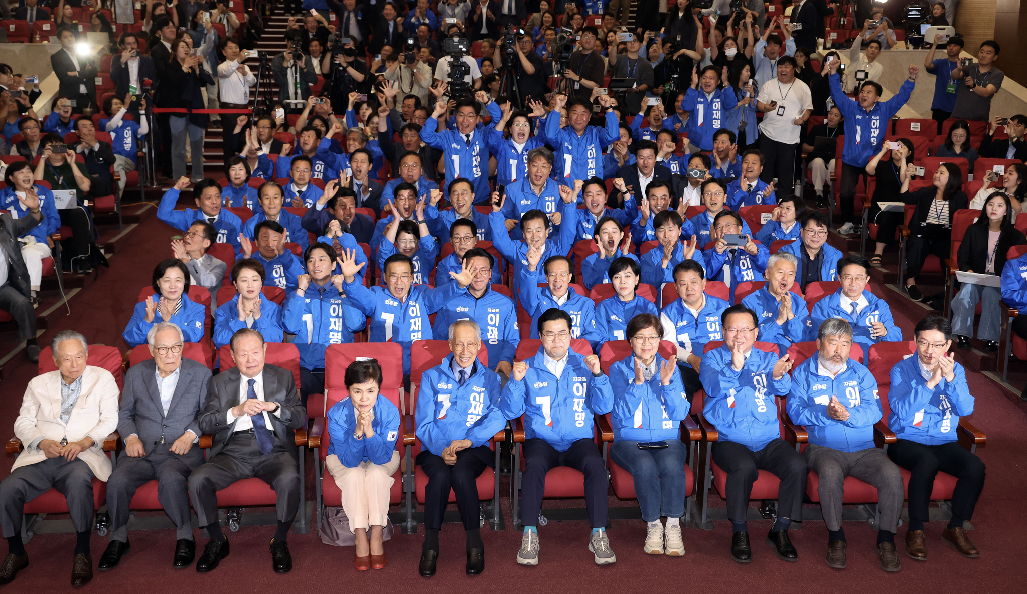 Members of the liberal Democratic Party celebrate while watching the results of the joint exit poll conducted by terrestrial broadcasters KBS, MBC and SBS at the National Assembly in Yeouido, western Seoul, on June 3. [JOINT PRESS CORPS]