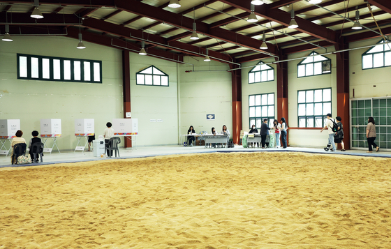 Voters cast their ballots at Seongnam-dong No. 2 polling station set up inside the ssireum (traditional wrestling) arena at Seongnam Sports Complex in Jungwon District, Seongnam, Gyeonggi, on June 3, election day for Korea’s 21st presidential election. [YONHAP] 