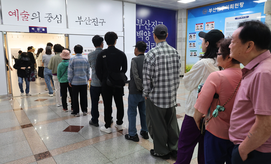 Voters line up to cast their ballots at the No. 4 polling station set up on the first floor of Busanjin District Office in Busan on June 3. [JOONGANG ILBO]