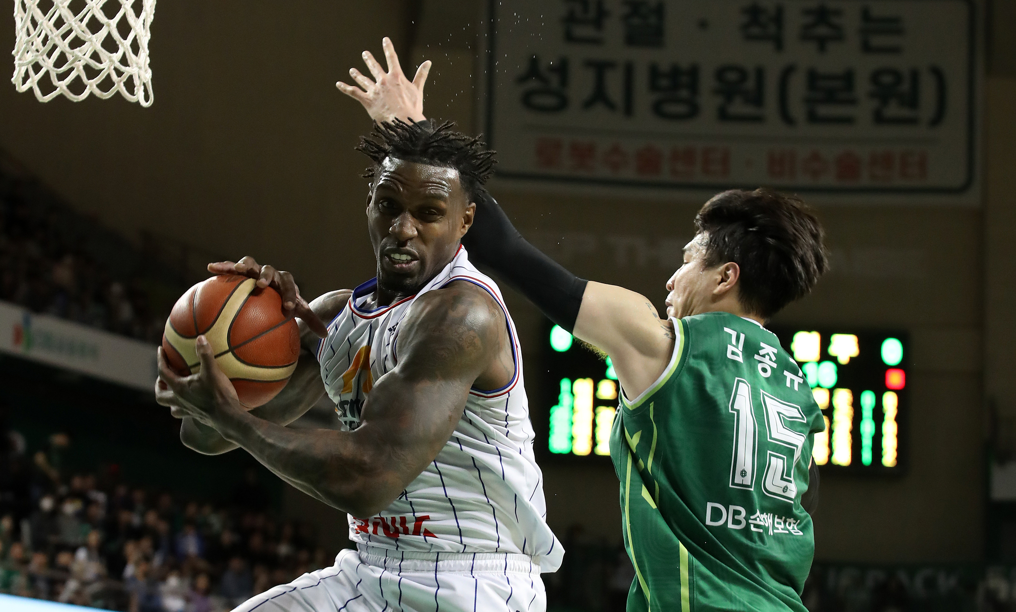 Busan KCC Egis center Rah Gun-ah, left, in action during a KBL playoff game against Wonju DB Promy at Wonju Gymnasium in Wonju, Gangwon, on April 15, 2024. [NEWS1] 