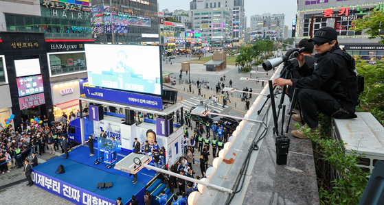 A special police unit stands guard at a campaign rally for Lee Jae-myung, the Democratic Party's presidential candidate, held in Gimpo, Gyeonggi, on May 20. [JOONGANG ILBO]
