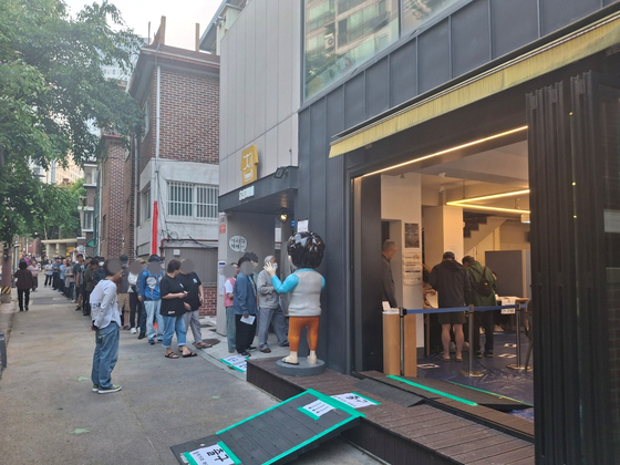 Residents line up to vote at Seungryong’s Place, a district-run cafe operated by the Gangdong District Office and temporarily converted into a polling station, in Kang Full Cartoon Alley, Gangdong District, eastern Seoul, around 6 a.m. on June 3. [JOONGANG ILBO] 