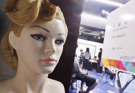 Voters cast their ballots at a polling station set up inside the hairdressing practice room of the Seoul Jeonghwa High School in Dongdaemun, eastern Seoul, on June 3, the day of the 21st presidential election. [YONHAP]