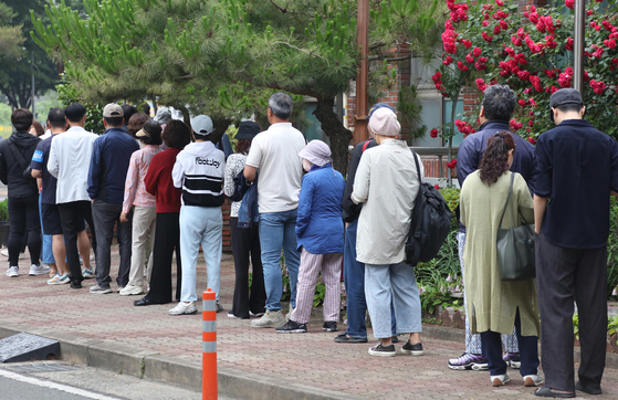 People line up to vote at a polling station in Daegu on June 3. [YONHAP]
