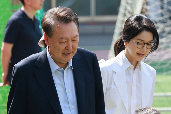 Former President Yoon Suk-yeol and his wife Kim Keon Hee arrive at the polling station at Wonmyong Elementary School in Seocho District, southern Seoul, on Tuesday morning to cast their ballots in the 21st presidential election. [JOINT PRESS CORPS]