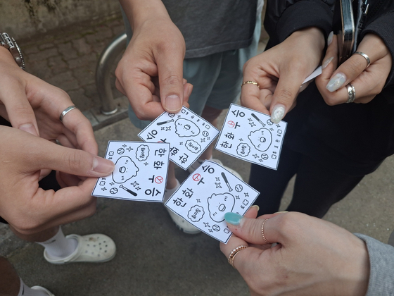 A family takes a voting certification photo in front of the Seungryong’s Place polling station in Gangdong District, eastern Seoul, around 6 a.m. on June 3. [JOONGANG ILBO] 