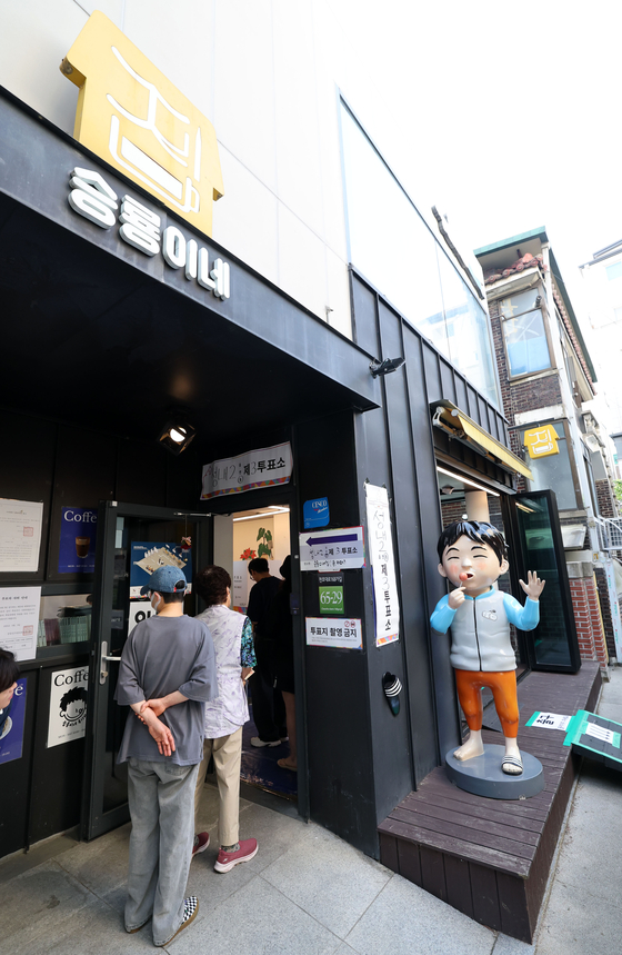 Voters arrive to cast their ballots at a polling station set up inside the comic book cafe Seungnyong's Place on Kang Full Comic Street in Gangdong, eastern Seoul, on June 3, the day of the 21st presidential election. [NEWS1]