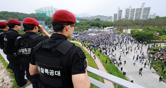A special police unit stands guard at a campaign rally for Lee Jae-myung, the Democratic Party's presidential candidate, held in Gangbuk District, northern Seoul, on June 2 ? one day before the 21st presidential election. [JOONGANG ILBO]