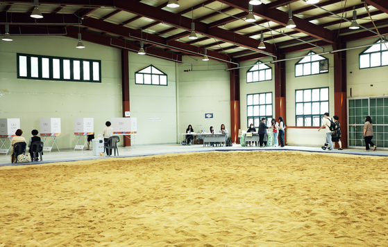 Voters cast their ballots at a polling station set up inside an indoor ssireum (traditional Korean wrestling) arena at Seongnam Sports Complex in Seongnam, Gyeonggi, on June 3, the day of the 21st presidential election. [YONHAP]