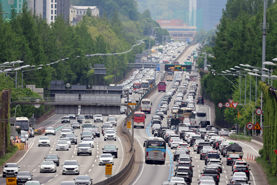 Vehicles move slowly in both directions on the Gyeongbu Expressway near Jamwon Interchange in southern Seoul on May 6. [NEWS1] 